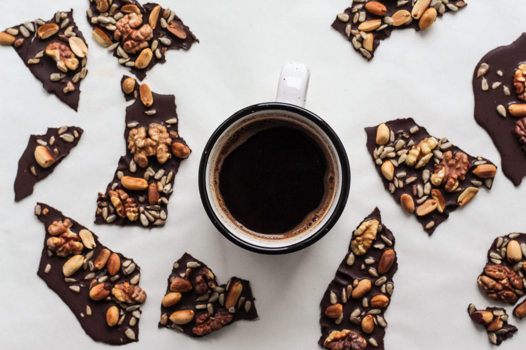 Vegane Müsliriegel mit Nüssen: Ganz leicht einfach einige Nüsse mit Bitter-Schokolade umgießen. Dazu ein Tässchen Kaffee oder Kakao
