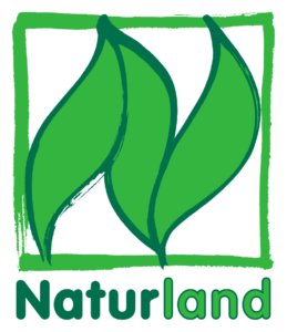 Das Bio-Siegel Naturland - ein grüner Rahmen mit stilisierten grünen Blättern darin, darunter der Schriftzug des Labels.